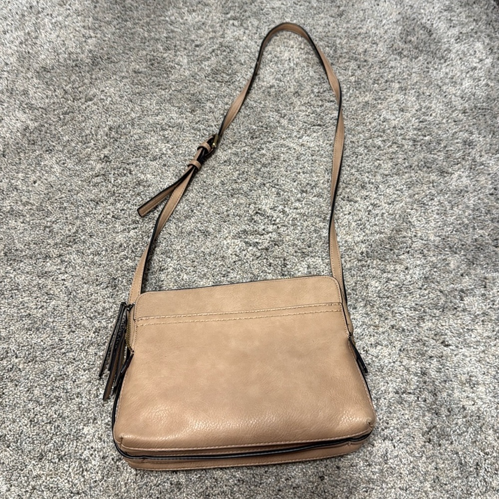 Women’s tan leather crossbody purse.